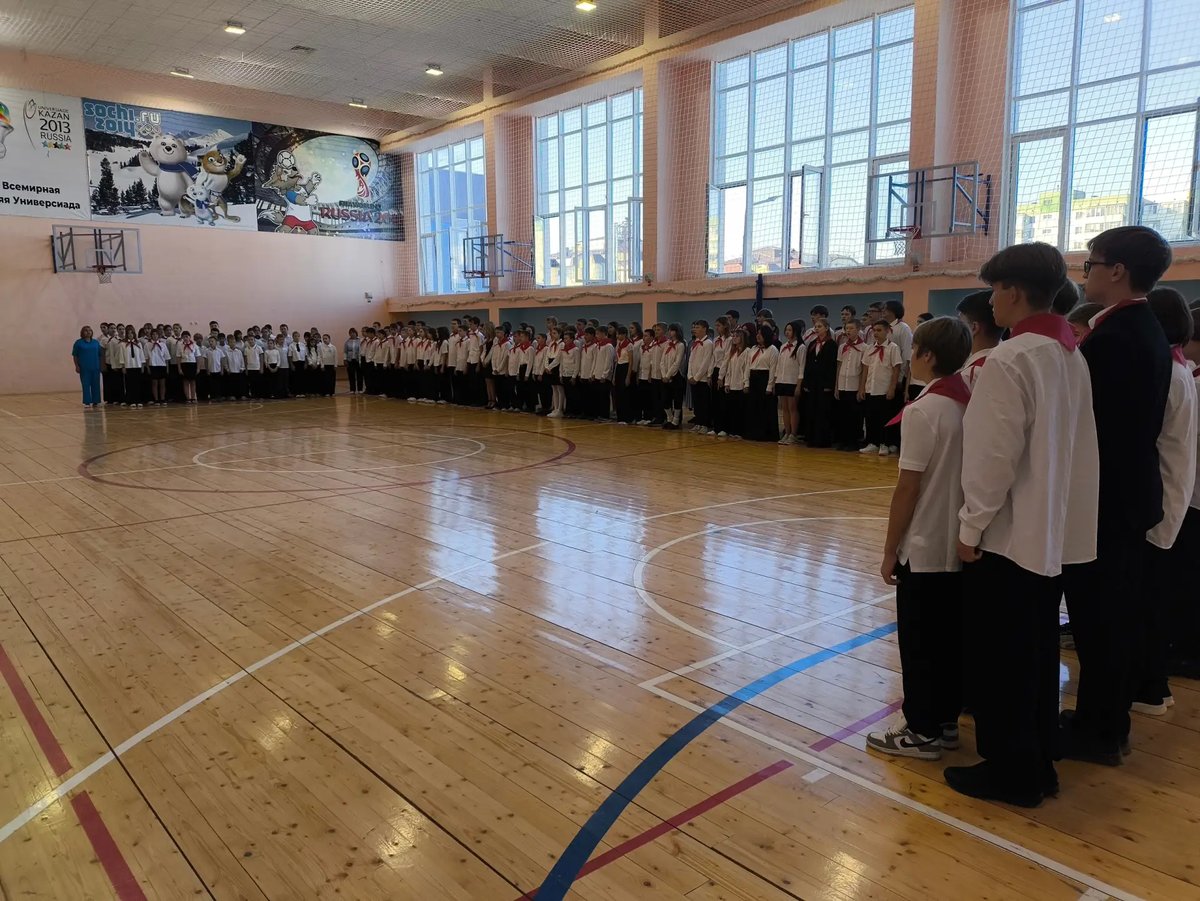 Сегодня в нашей гимназии понедельник начался традиционно - исполнение государственного гимна Российской Федерации и поднятие флага